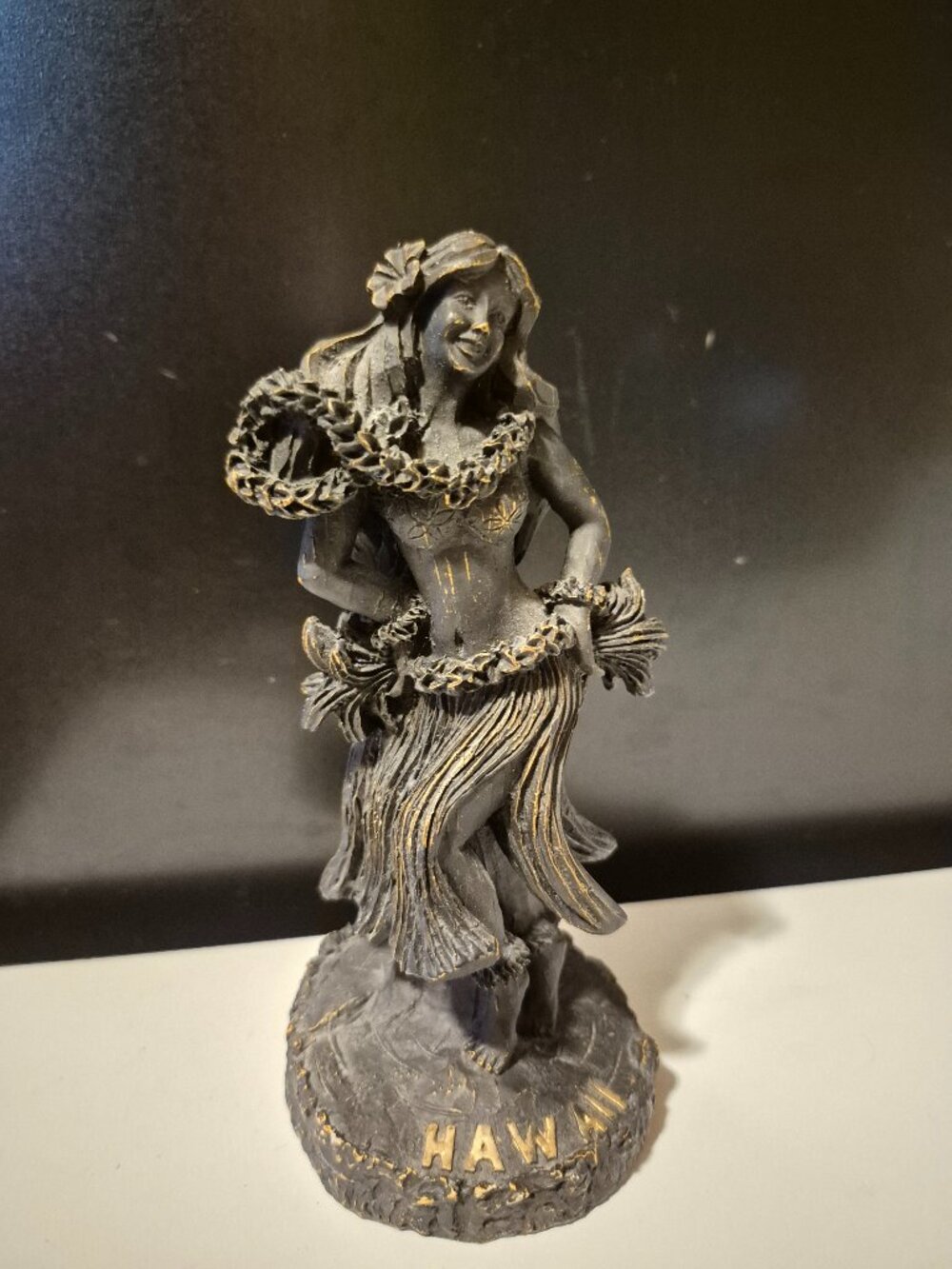 VINTAGE FAUX-WOOD OR RESIN HAWAIIAN HULA DANCER SOUVENIR FIGURINE (COAL BLACK)